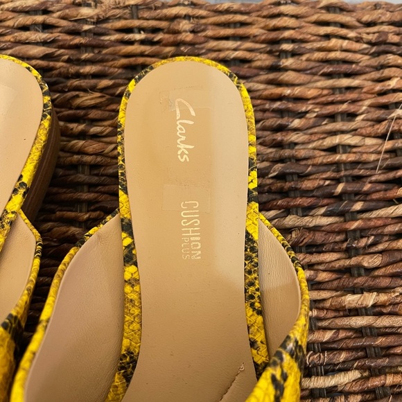 NWOT Women’s Clarks yellow and black snakeskin patterned mule clogs 9.5 - Picture 4 of 7